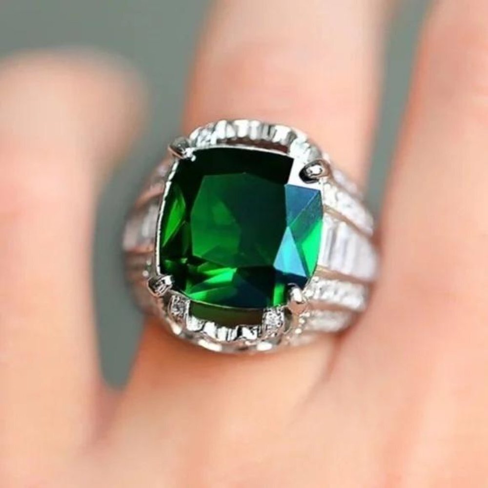 NEW EMERALD 925 STERLING SILVER DIAMOND RING, CUTE RING, SHINY RING. - Picture 4 of 4